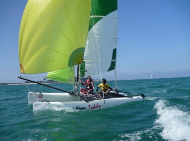 a lo largo de las olas 